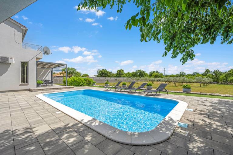Fully equipped villa with BBQ, private pool & yard | Dogs allowed — photo 2