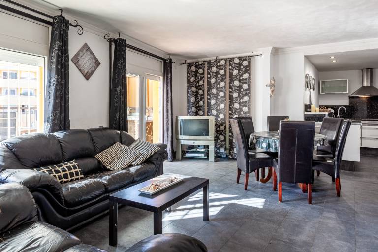 Family-oriented beautiful apartment with terrace, BBQ & fast internet | City view | Beach nearby | Good for workation | Pet-friendly — photo 3