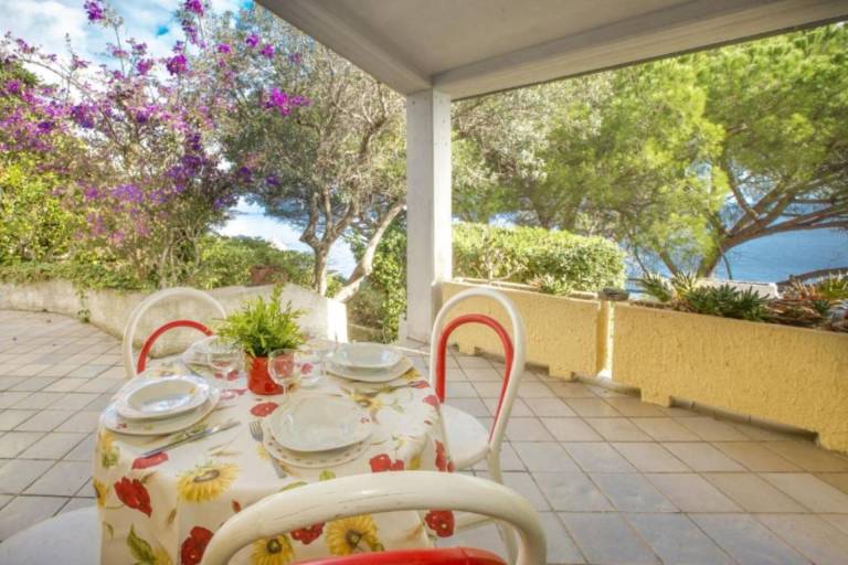 Apartment with BBQ, terrace & yard — photo 2