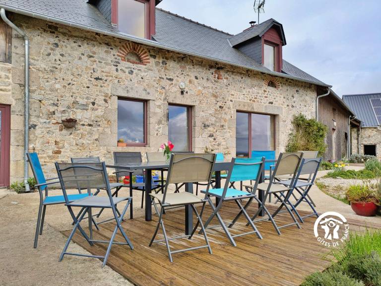 Cottage with barbeque & yard in Mayenne