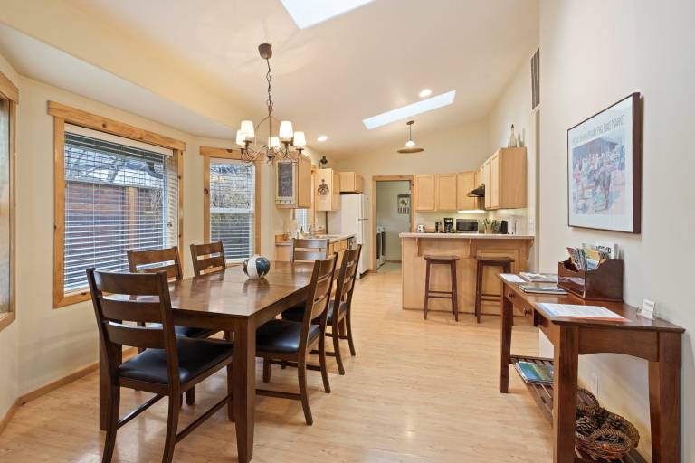 Huckleberry Cottage - A/C, Hot Tub, Ping Pong, Walk to Everything, Perfect Bend Westside Cottage — photo 3