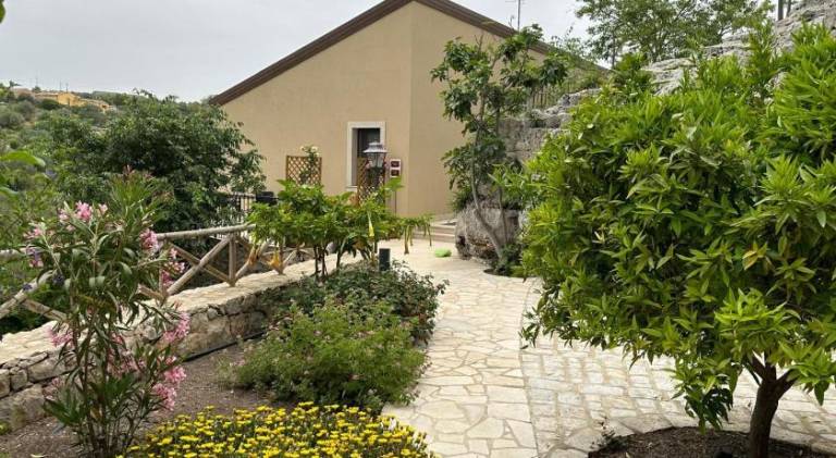 House with 2 rooms for 5 persons in Modica