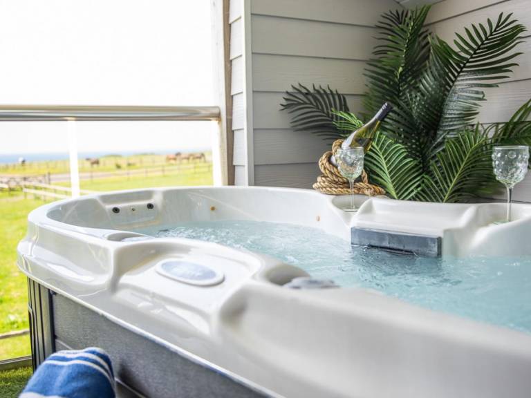 Cottage with yard & hot tub | Water view — photo 2