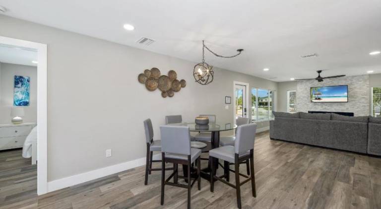 Vacation home with pool — photo 4