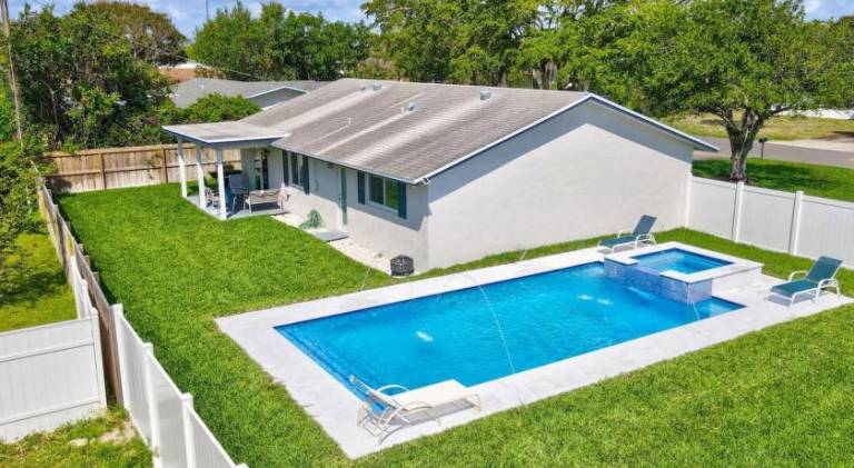 House with jacuzzi & pool | Pet-friendly in Delray Beach, FL