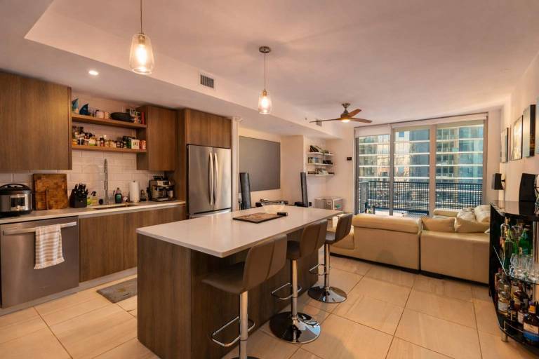 Child-friendly pleasant apartment with grill, yard & pool | Next to Bayside Marketplace | Sea view | Pets allowed — photo 2