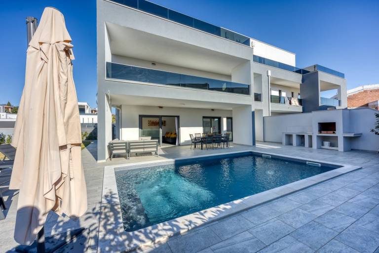 Villa with barbeque, hot tub & patio — photo 2