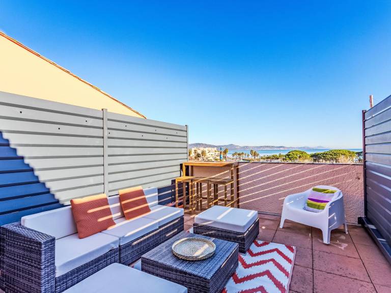 Rental apartment with yard, terrace & pool | Sea view — photo 4