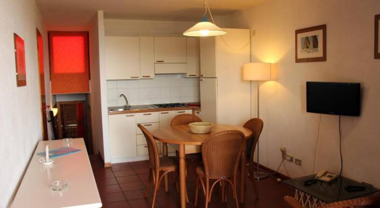 Serviced apartment with yard & terrace — photo 5