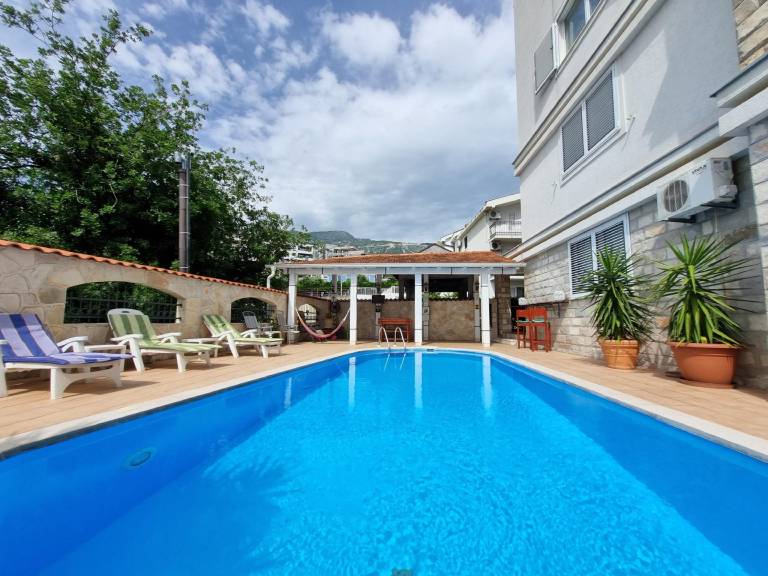 Serviced apartment with pool & patio — photo 2