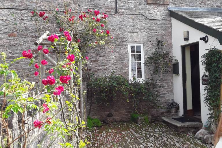 Cottage with barbeque & garden — photo 2