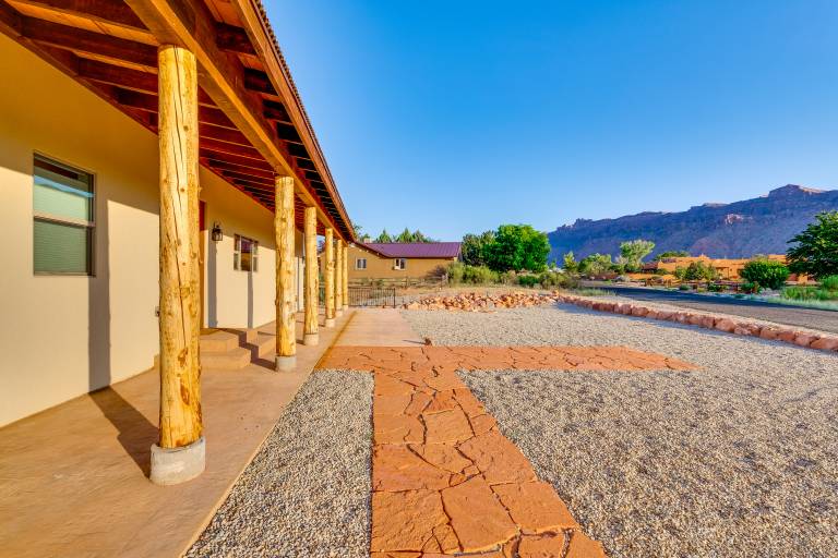 5 Mi to Arches NP: Canyon-View Hideaway w/ Deck! — photo 5