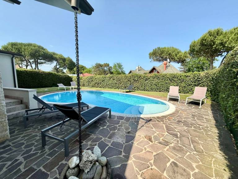 Family-friendly charming villa with barbecue, private pool & patio | Water view | Next to the beach | Pets allowed — photo 3
