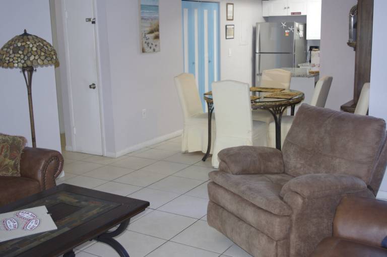 Marion Lane Suites Beach house next to Ron Jons and Beach ramp — photo 4