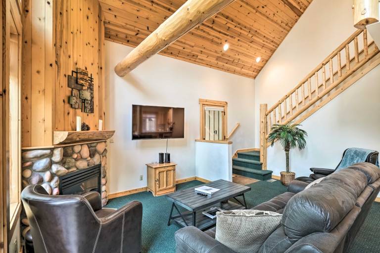 Chalet at Running Y Resort w/ Wraparound Deck! — photo 5