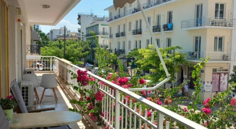 Rental apartment with hot tub & patio in Loutraki-Agioi Theodoroi