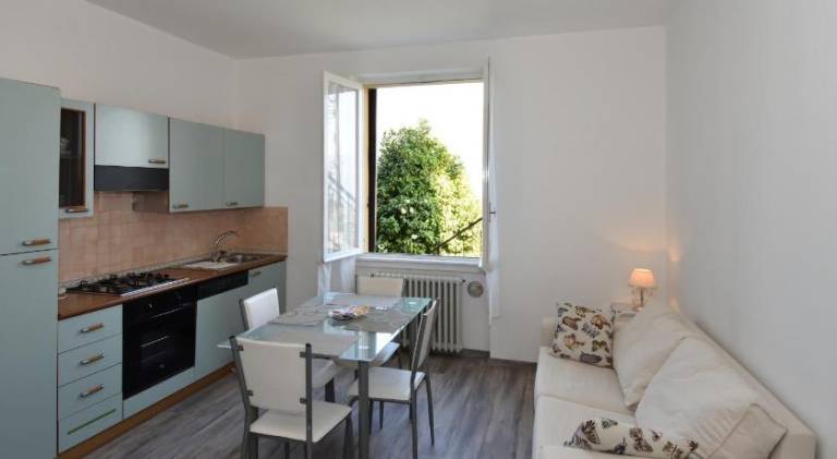 Serviced apartment with patio & yard — photo 2