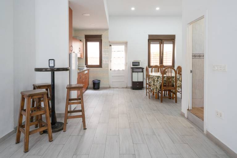 House with patio | City view — photo 3