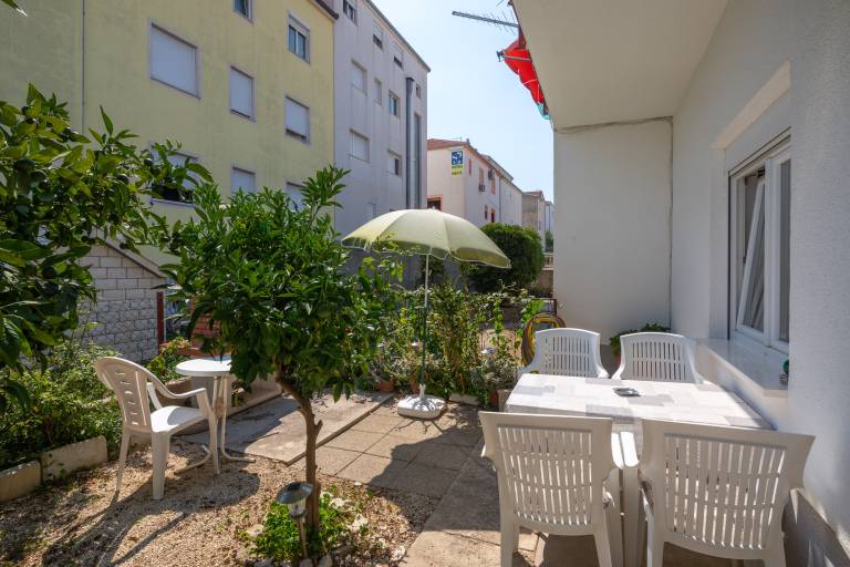 A2 apt near beach w patio, parking and grill — photo 2