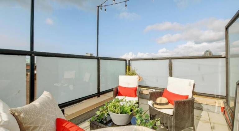 Victoria's Parliamentary Suite with Private Rooftop Patio & Harbour View — photo 4