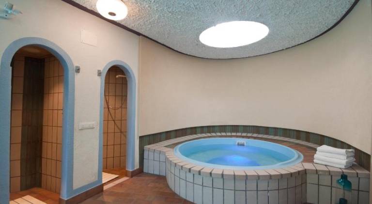 Wonderful serviced apartment with sauna, yard & hot tub | Pets allowed — photo 5