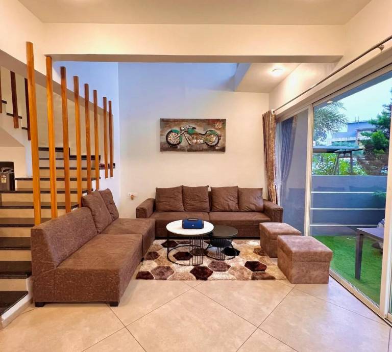 Beautiful villa with grill, pool & hot tub | Perfect for remote work | Pet-friendly in Khandala
