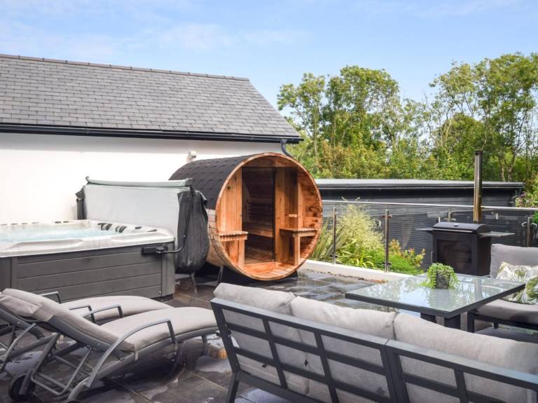Cottage with jacuzzi & garden — photo 3