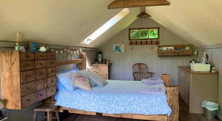 Charming lodge with jacuzzi & yard | Pet-friendly — photo 2