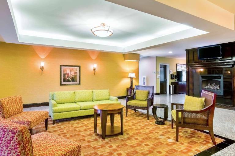 La Quinta Inn & Suites by Wyndham Union City — photo 4
