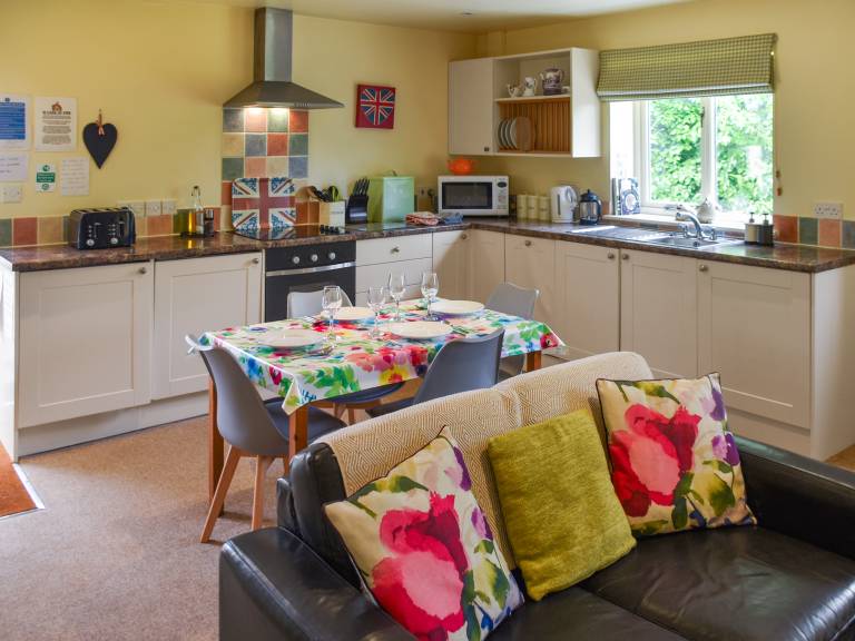 Family-friendly beautiful cottage with pool & yard | Dogs allowed — photo 5