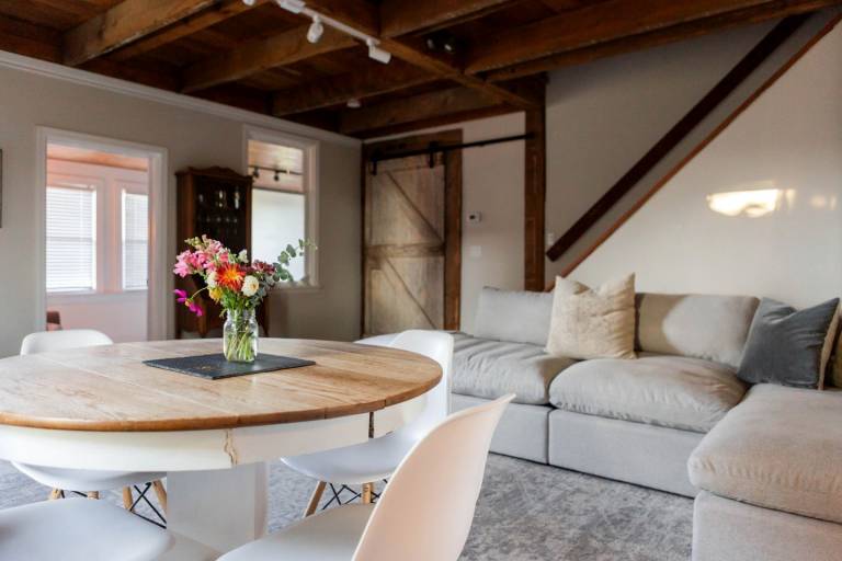 Tranquil Restored Farmhouse Ideal to Disconnect in Ontario — photo 4
