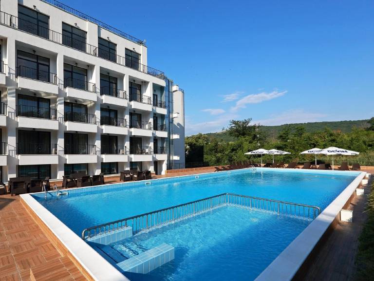 Child-friendly serviced apartment with hot tub, yard & pool | Pets are welcome — photo 2