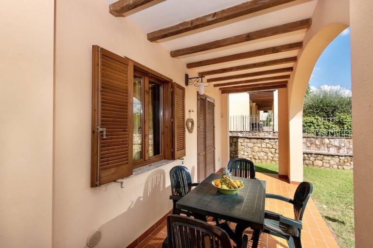 Apartment with pool, garden & grill — photo 4