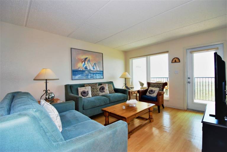 Condo with patio & private pool — photo 4