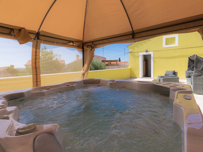 House with terrace, private pool & hot tub | Pets are welcome — photo 4