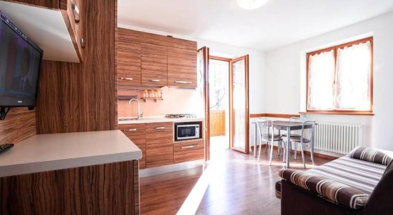 Serviced apartment with pool, patio & barbeque — photo 2