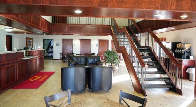 Econo Lodge Inn & Suites Kearney South — photo 5