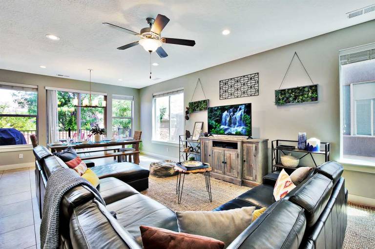 Vacation home with BBQ & pool — photo 4