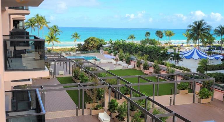 Deluxe Beach Resort - HORA RENTALS in Miami Beach, FL