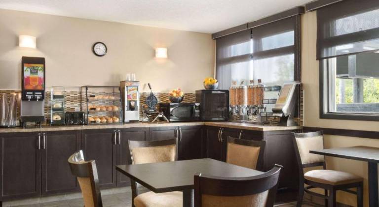 Days Inn by Wyndham Calgary Northwest — photo 3