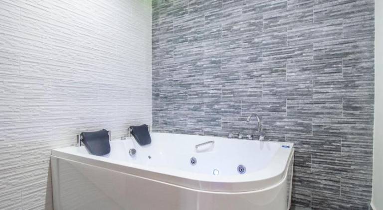 Royal Playa Suite and Apartament -private parking- self chek out — photo 3