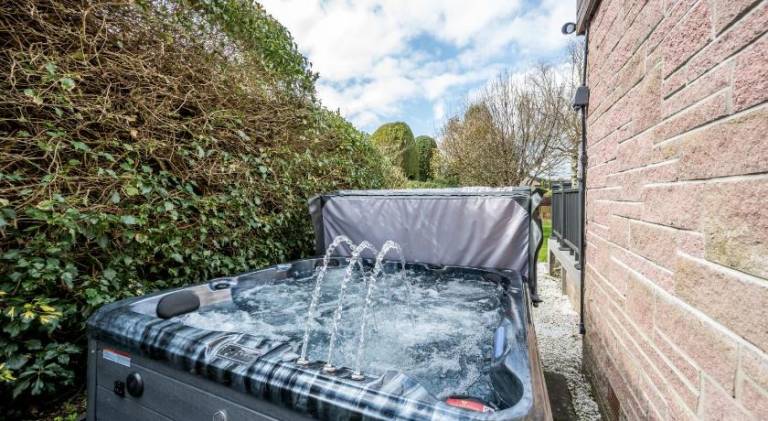 Vacation home with hot tub — photo 5
