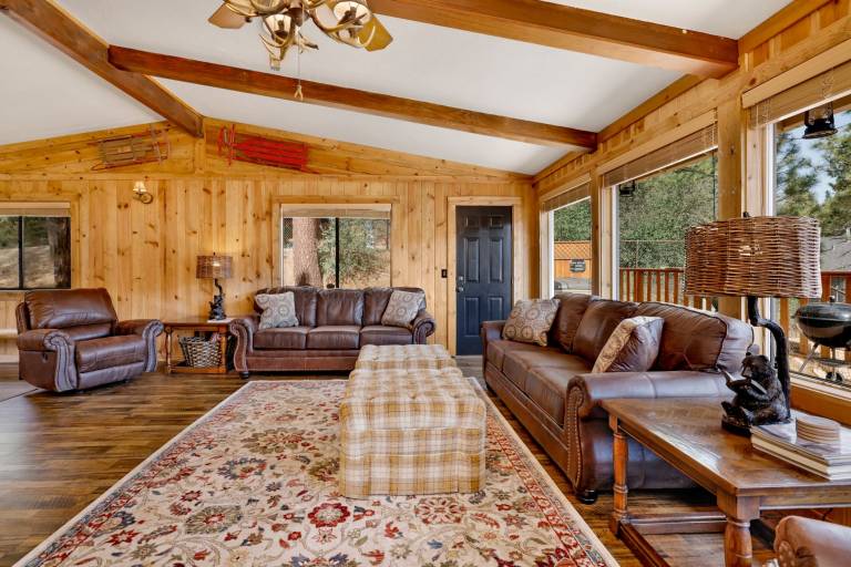 Family-friendly cabin with hot tub & barbecue | Mountain view | Pets are welcome — photo 2