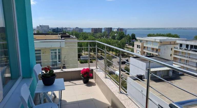 Holiday apartment with hot tub in Constanta