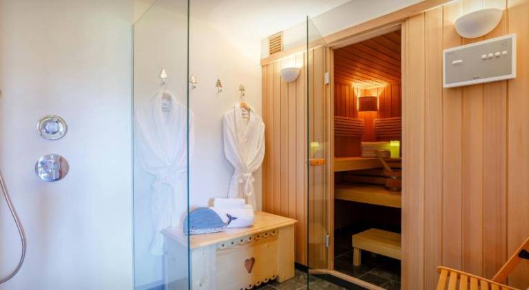 Chalet with hot tub | Ski nearby | Pets allowed — photo 4