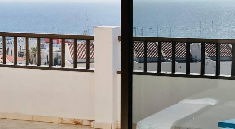 Beautiful holiday apartment with heated pool, patio & yard | Next to the beach | Pets allowed in Adeje