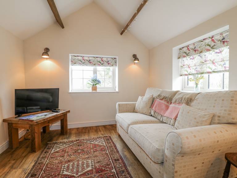 Cottage with garden — photo 3