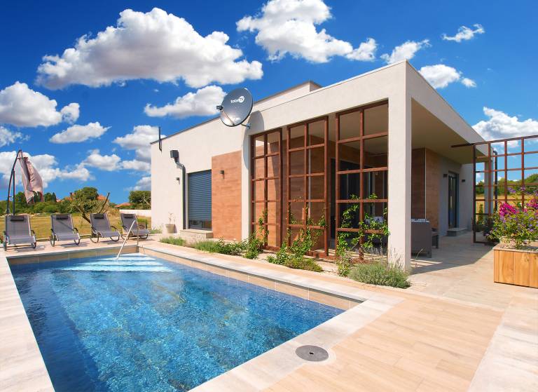 Vacation home with pool, patio & barbeque — photo 2