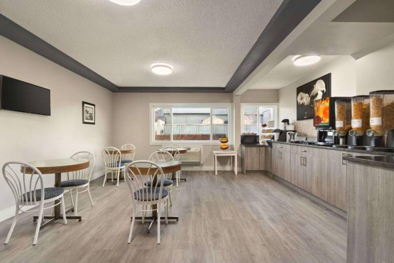 Travelodge by Wyndham Calgary South — photo 5