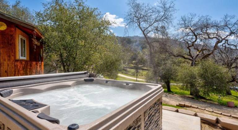 House with hot tub | Pet-friendly in Oakhurst, CA